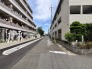 穏やかな空が広がり、落ち着いた街並みの風景が心地よい日常を予感させます。