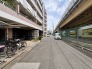 生活の基盤となる場所へつながる、穏やかな日常が流れる住環境の風景です。