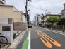 都市の利便性と日常の静けさが共存する、落ち着いた佇まいの周辺環境が広がります。