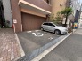 落ち着いた佇まいの建物に調和する、利便性に配慮された敷地内のスペースです。
