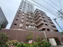 端正なフォルムが街並みに溶け込み、豊かな植栽が穏やかな暮らしの始まりを感じさせる佇まいです。