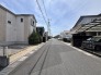 ゆとりある幅員が確保された街並みは、静けさと日々の暮らしやすさを感じさせる落ち着いた住環境です。