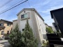 青空に映えるすっきりとした外観が、心地よい住環境の日常を予感させてくれます。