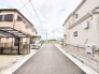 落ち着いた住宅地が広がり、整然とした街並みが日々の暮らしに穏やかな安らぎをもたらしてくれます。
