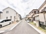 落ち着いた住宅街の中に位置しており、整然とした街並みが日々の暮らしに穏やかな安らぎをもたらします。