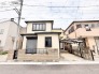 街並みに穏やかに溶け込む、落ち着いた佇まいと調和のとれた外観が暮らしの安らぎを感じさせます。
