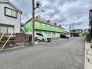 落ち着いた住宅街の風景に溶け込み、日常の心地よさを感じさせる佇まいが印象的です。