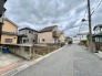 穏やかな住宅街に位置しており、日々の暮らしがゆっくりと流れる落ち着いた環境が整っています。