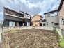 閑静な住宅街の一角に位置する、自由な暮らしを思い描ける広がりのある敷地です。