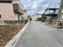 落ち着いた住宅地が広がり、日々の暮らしに静かな安らぎを感じられる周辺環境です。