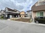 周囲の落ち着いた街並みに調和する、開放感あふれる穏やかな住環境が広がる敷地です。