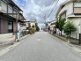 閑静な住宅街が広がり、日々の暮らしに穏やかな落ち着きを感じさせてくれる周辺環境です。