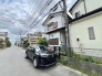 落ち着いた街並みに溶け込む、日々の生活を穏やかに包み込む住まいの外観です。