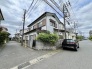 穏やかな住宅街の角地に佇み、周辺環境に溶け込む落ち着いた風情が魅力的な住まいです。