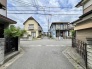 閑静な住宅街に位置し、穏やかな日常が流れる落ち着いた住環境が広がっています。