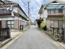穏やかな空気が流れる閑静な住宅街で、日々の暮らしに静かな安らぎをもたらす住環境が広がっています。