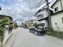 穏やかな日常の気配が漂う、落ち着いた住宅街の静かな風景が広がっています。