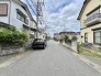 閑静な住宅街が広がり、日々の暮らしに穏やかな落ち着きを感じさせる環境です。