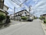 穏やかな空気が流れる閑静な住宅街で、日々の暮らしに静かな安らぎをもたらす住環境が広がっています。