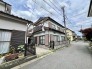 閑静な住宅街に佇み、日々の暮らしに穏やかな落ち着きと安らぎを感じさせてくれる住まいです。