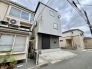 洗練された外観が周囲の街並みに溶け込み、日々の暮らしに静かな安らぎをもたらす住まい。