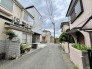 周囲の住宅と調和しながら、穏やかで落ち着いた時間が流れる住環境が広がっています。