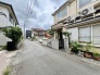 落ち着いた街並みに溶け込む、穏やかな日常が流れる住環境が広がります。