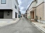 落ち着いた住環境が広がる街並みで、日々の暮らしに穏やかな安らぎを感じられる風景です。