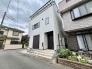 街並みに溶け込みながらも、清潔感ある佇まいが日々の暮らしを静かに支えてくれる住まいです。