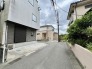 周辺環境と調和しながら、落ち着いた日常を育む穏やかな住まいが佇んでいます。