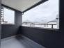 外の空気を感じながら、静かに移ろう街の景色を眺めることができる開放的な空間です。