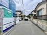 落ち着いた住宅街の中に位置し、日々の生活を穏やかに過ごせる閑静な環境が広がっています。