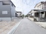 穏やかな空気が流れる住宅街に位置し、日々の暮らしに安らぎを感じられる落ち着いた住環境です。