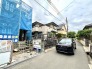 周辺環境と調和しながら、新しい暮らしの形が静かに形作られていく落ち着いた住宅街の風景です。