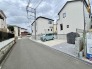閑静な住宅街の一角にあり、落ち着いた街並みと調和する暮らしやすい住環境が整っています。