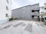 日々の生活を支える機能的な空間が、周囲の静かな住環境の中にすっきりと整えられています。