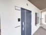 清潔感のあるホワイトの外壁と落ち着いた色調の扉が、住まいの入り口を上品に引き立てています。