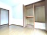 木の温もりと柔らかな色調が調和し、住まう人の暮らしに静かに寄り添う心地よい空間です。