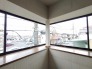 窓辺に広がる角の空間は、外の景色を静かに眺めながら心地よい開放感を感じさせてくれます。