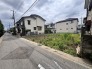 穏やかな住宅街に位置し、日々の生活が静かに馴染んでいくような落ち着いた環境が整っています。