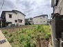 周囲に溶け込む落ち着いた立地で、思い思いの暮らしを形にできる広々とした空間です。