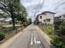 緑豊かな公園に隣接した、静かで穏やかな日常が流れる住環境の風景です。