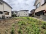 周囲の住宅と調和する穏やかな環境に位置し、理想の住まいを形にするための広さを備えた土地です。