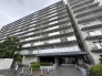 街並みに溶け込む洗練された佇まいが、日々の暮らしに安心感と落ち着きをもたらしてくれる住まいです。