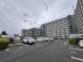 ゆとりある敷地に堂々と佇む建物が、日々の暮らしに安心感と落ち着きをもたらしてくれます。