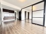 洗練されたダークトーンの建具がアクセントとなり、落ち着きのあるモダンで上質な空間を演出しています。