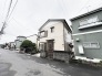 落ち着いた街並みに馴染む、日々の暮らしに寄り添う親しみやすい佇まいです。