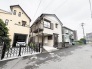 閑静な住宅街に佇む、落ち着いた色合いが周囲の景観と穏やかに調和する外観です。