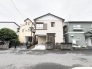 落ち着いた街並みに溶け込む、素朴で親しみやすい佇まいの住まいです。