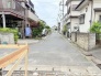 戸建てが並ぶ閑静な住宅街で、日々の暮らしに穏やかな落ち着きを感じさせる環境です。